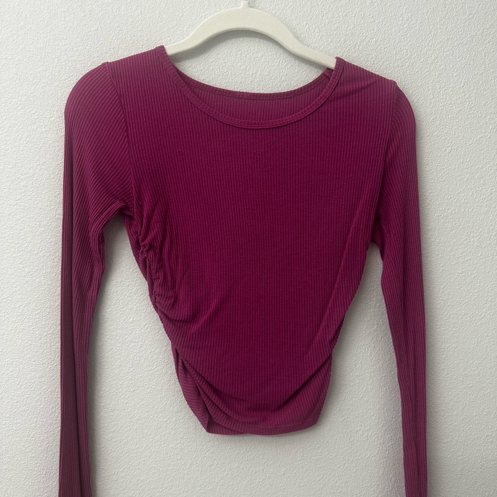 Alo yoga- Women's Ribbed Long Sleeve Top - Berry- Scrunched sides